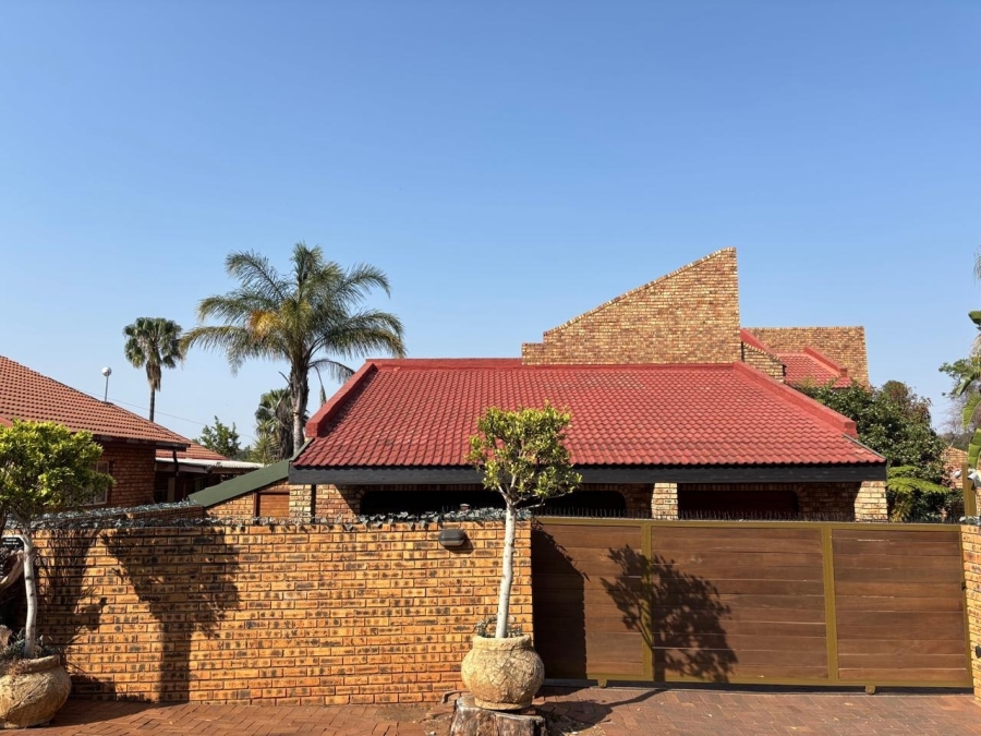 5 Bedroom Property for Sale in Safari Gardens North West